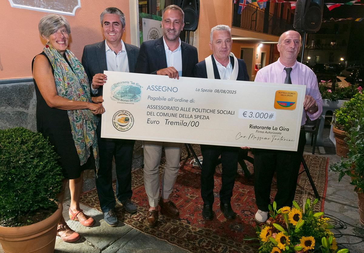 Famiglie in difficoltà, soldi per i farmaci. Donazione nel nome del leccio centenario Famiglie in difficoltà, soldi per i farmaci. Donazione nel nome del leccio centenario
