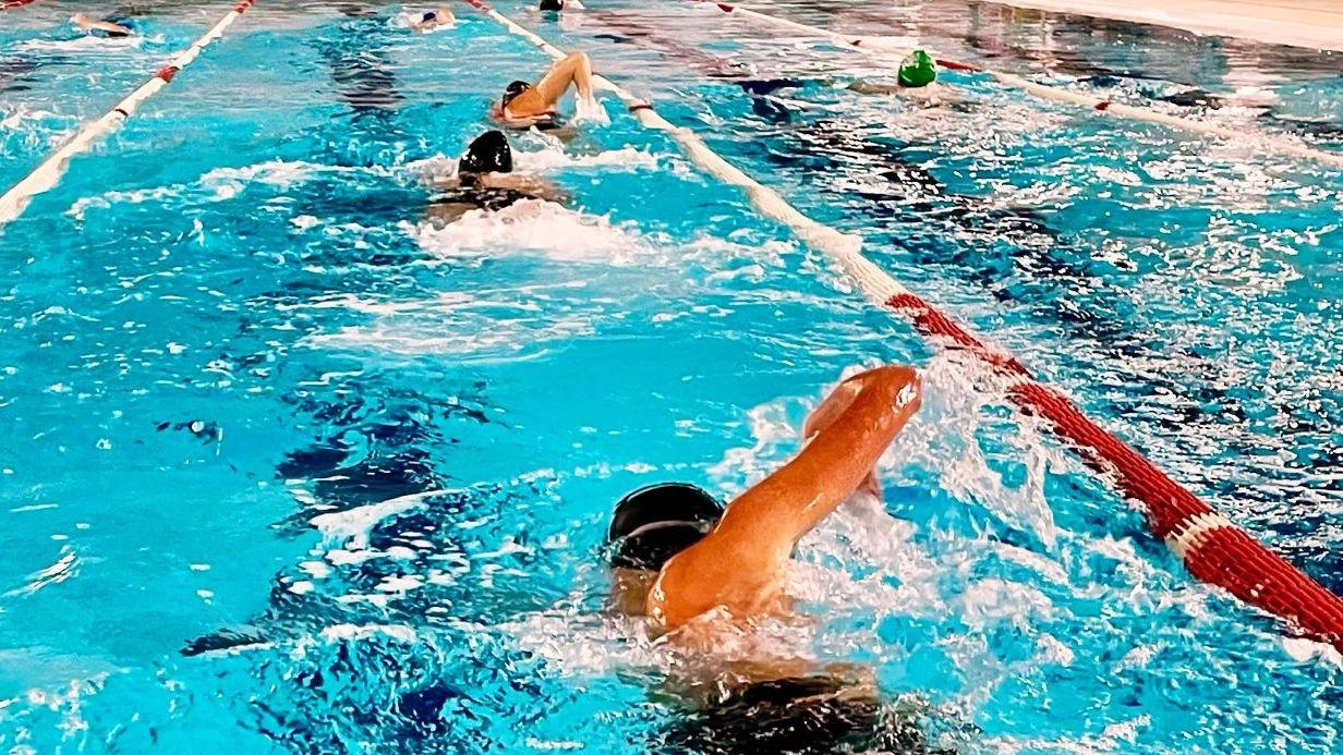 La piscina comunale ha bisogno di interventi strutturali anche di efficientamento energetico e funzionale (foto d’archivio) La piscina comunale ha bisogno di interventi strutturali anche di efficientamento energetico e funzionale (foto d’archivio)