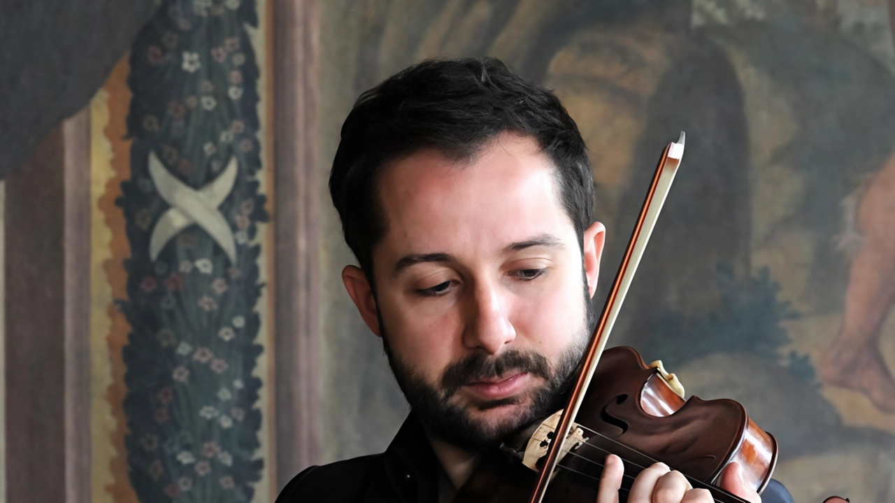 Il maestro Davide Alogna domenica dirigerà l’Orchestra Sinfonica «Città di Grosseto» e nel concerto sarà anche il violino solista