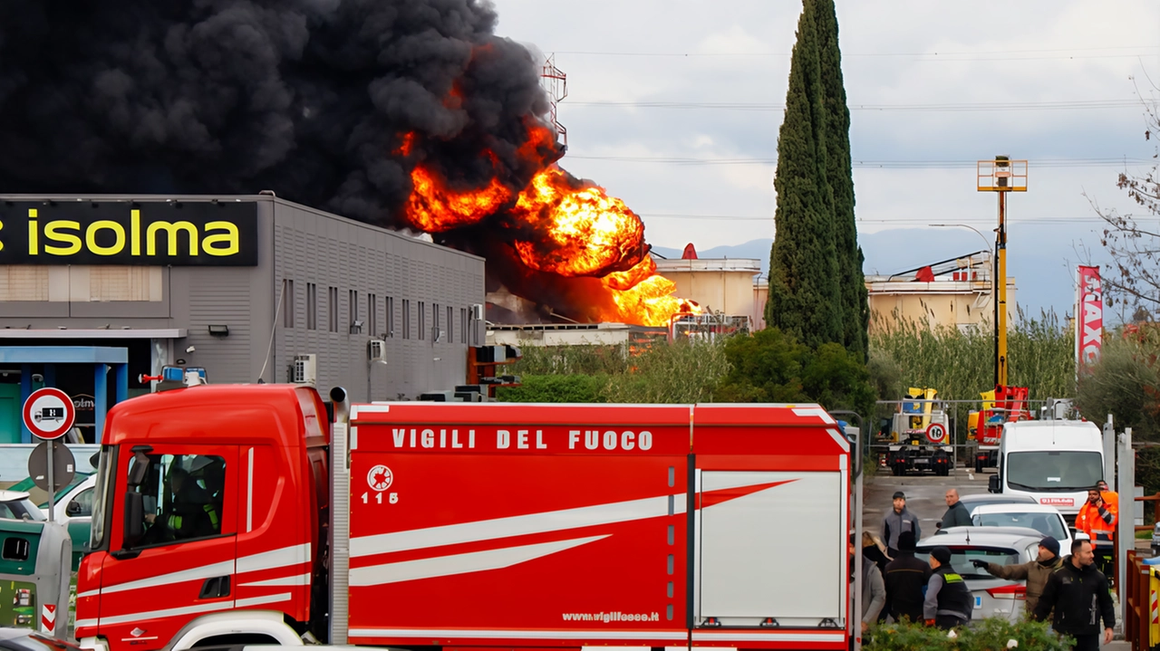 In alto, il sindaco Carovani; sotto, l’incendio generato dall’esplosione al deposito In alto, il sindaco Carovani; sotto, l’incendio generato dall’esplosione al deposito