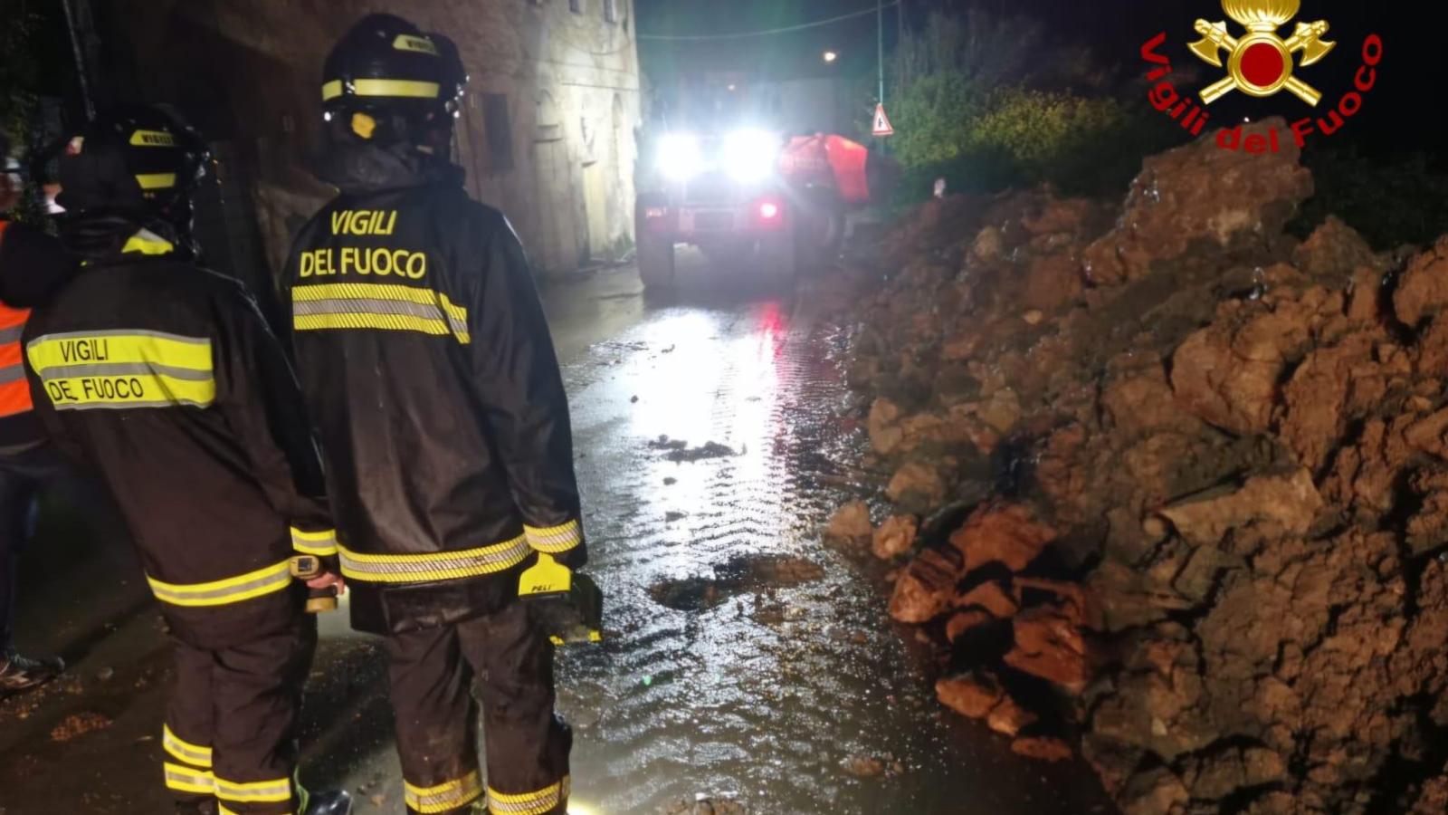 Siena crolla da Lanazione.it siena crolla un muro in mezzo alla strada vigili del fuoco e tecnici al lavoro