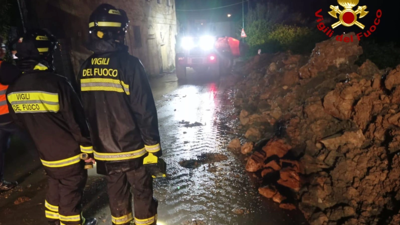 Siena, crolla un muro in mezzo alla strada. Vigili del fuoco e tecnici al lavoro
