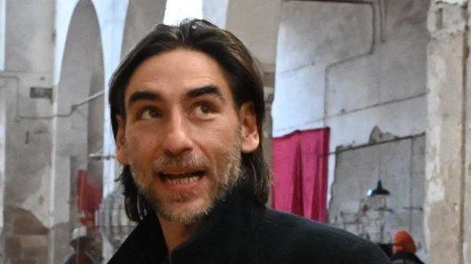 Manifestazione al Mercato del Carmine a Lucca per promuovere scelte di consumo etiche e sostenibili. Parole di Bartolomeo Pampaloni della società "4223" sull'importanza della consapevolezza e del sostegno alla filiera alimentare locale. Manifestazione al Mercato del Carmine a Lucca per promuovere scelte di consumo etiche e sostenibili. Parole di Bartolomeo Pampaloni della società "4223" sull'importanza della consapevolezza e del sostegno alla filiera alimentare locale.
