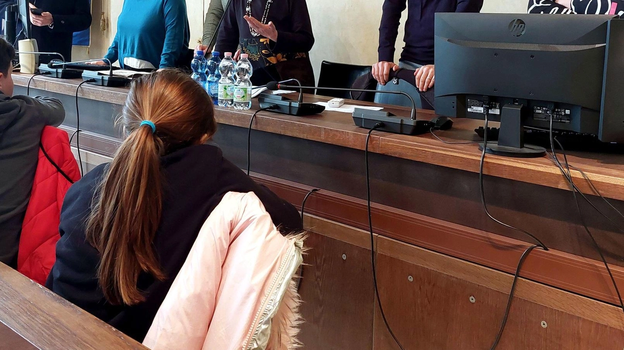 Il progetto "Il Comune diventa Elementare" a Pietrasanta coinvolge i bambini delle scuole primarie per far conoscere la storia e i simboli della città attraverso incontri diretti con i rappresentanti istituzionali. Il progetto "Il Comune diventa Elementare" a Pietrasanta coinvolge i bambini delle scuole primarie per far conoscere la storia e i simboli della città attraverso incontri diretti con i rappresentanti istituzionali.