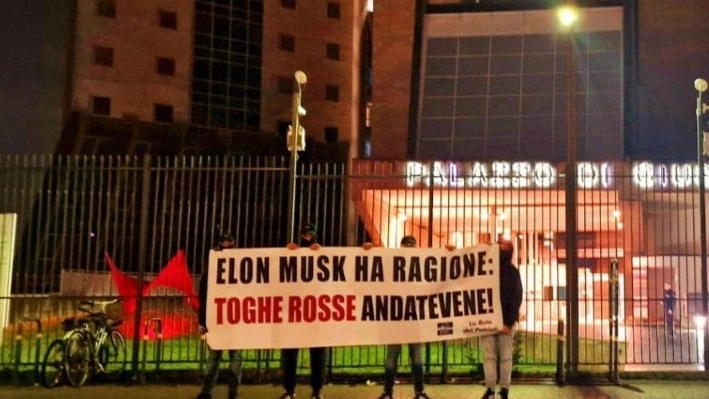 Lo striscione apparso a Firenze (Foto Dire) Lo striscione apparso a Firenze (Foto Dire)