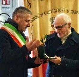 https://www.lanazione.it/image-service/view/acePublic/alias/contentid/Mjg4ZTY1NzUtMGNmNy00/0/luigi-lucchesi-ed-il-suo-libro-su-castiglione.jpeg