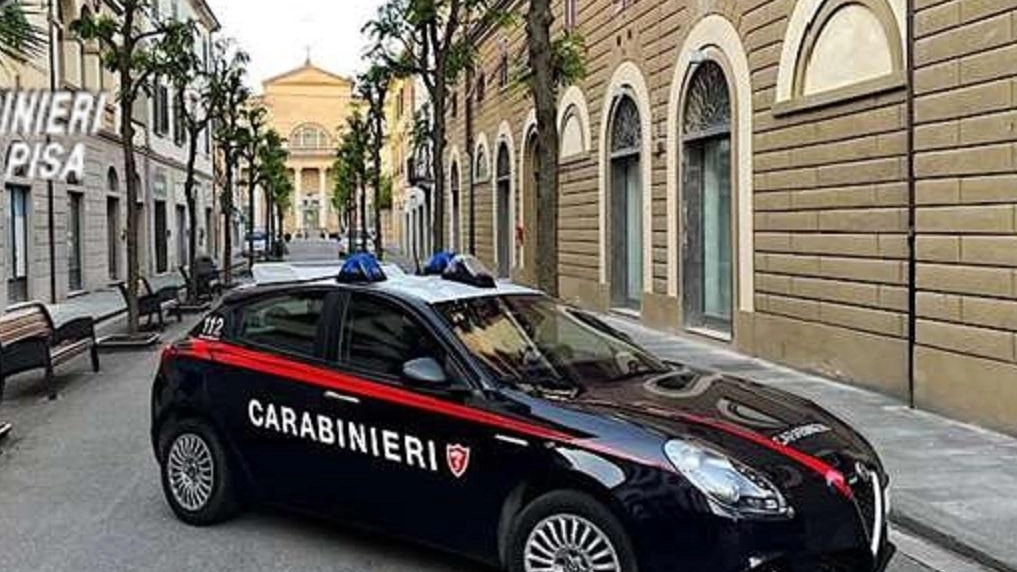 Una pattuglia dei carabinieri della compagnia di Pontedera nelle vicinanze della caserma di via Lotti, in centro città