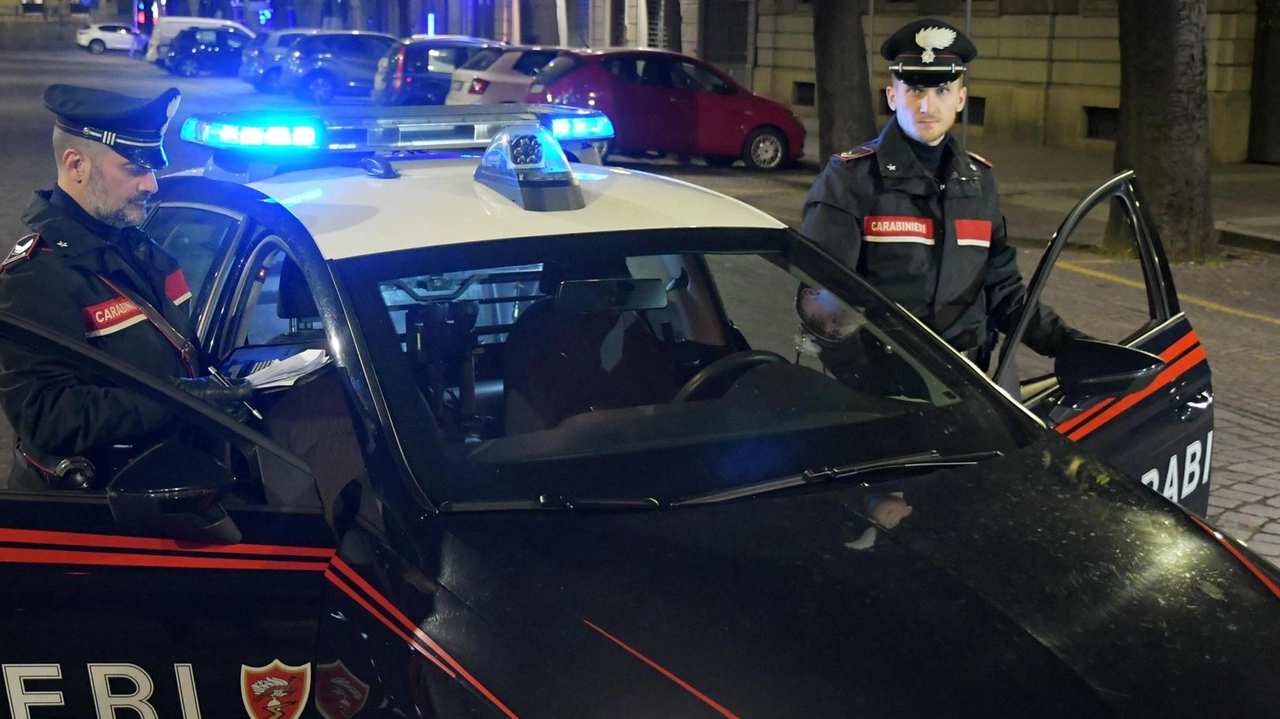 L’uomo ha estratto l’arma ad aria compressa mentre la donna stava uscendo dal lavoro. Lascia gli arresti domiciliari: ha il divieto di avvicinamento e il dispositivo elettronico. . L’uomo ha estratto l’arma ad aria compressa mentre la donna stava uscendo dal lavoro. Lascia gli arresti domiciliari: ha il divieto di avvicinamento e il dispositivo elettronico. .