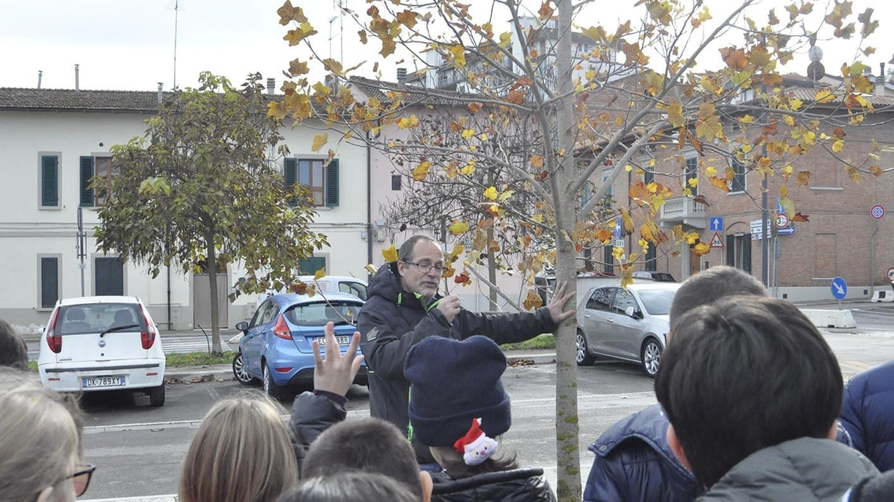 Gli studendi della ‘Calamandrei’ hanno piantato un melo da fiore in sostituzione di un’altra pianta che aveva subìto le conseguenze del gran caldo estivo Gli studendi della ‘Calamandrei’ hanno piantato un melo da fiore in sostituzione di un’altra pianta che aveva subìto le conseguenze del gran caldo estivo