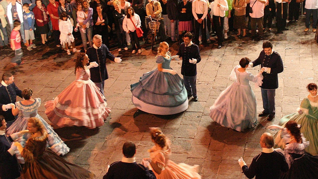 Danze in costume per la Fratta dell’800 Danze in costume per la Fratta dell’800
