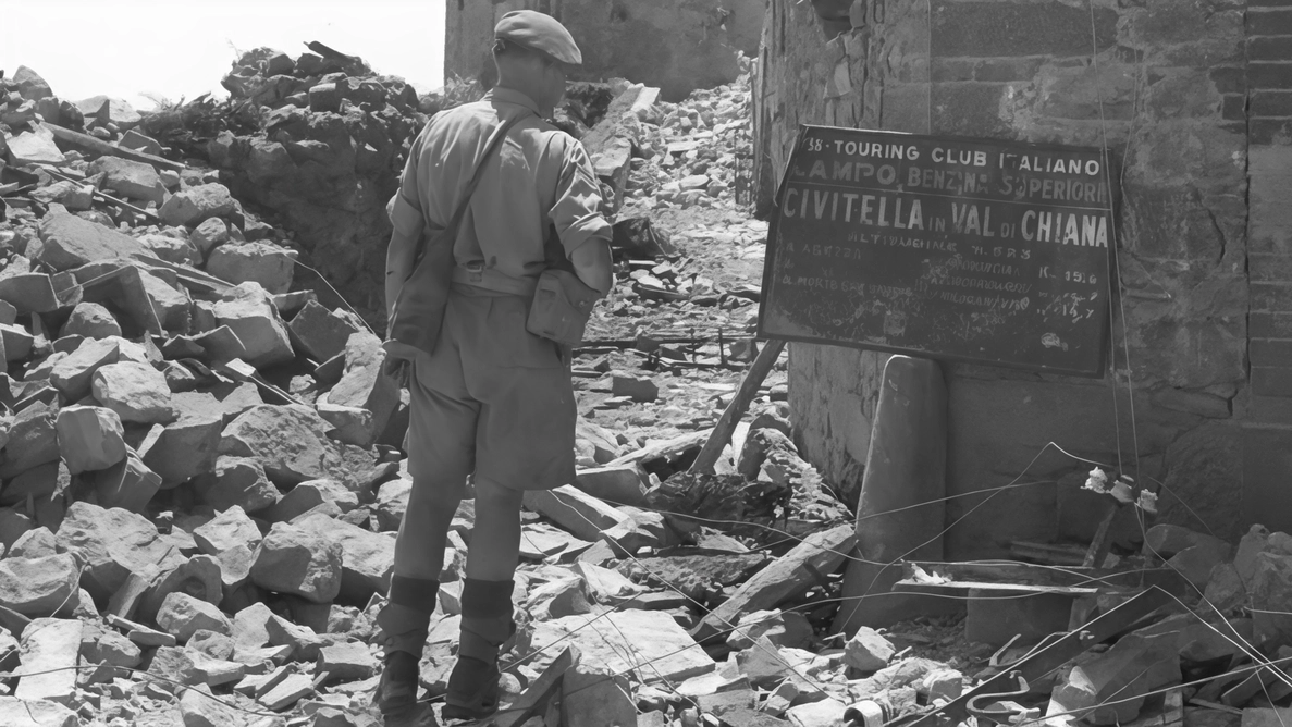 Un militare inglese a Civitella pochi giorni dopo la strage: una delle immagini simbolo della furia nazifascista Un militare inglese a Civitella pochi giorni dopo la strage: una delle immagini simbolo della furia nazifascista