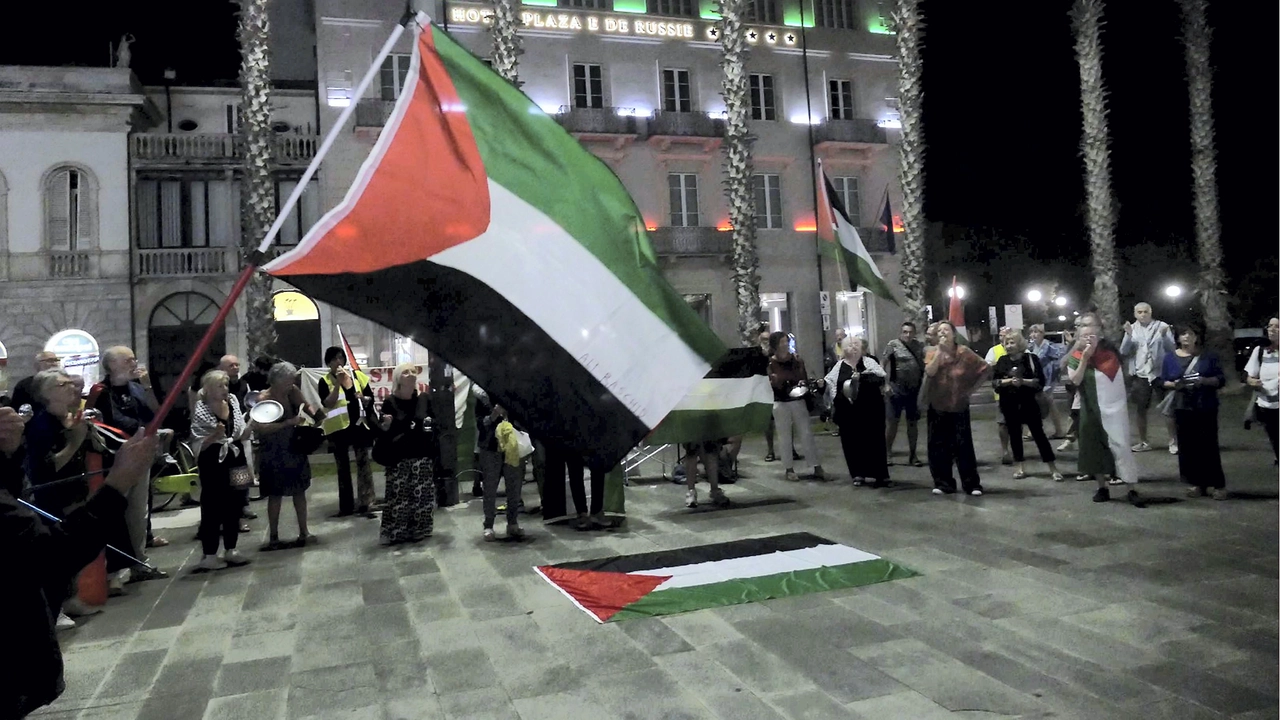 Si moltiplicano le iniziative pro Palestina. Adesso Lorenzo Tosi propone a tutti i balneari della costa di esporla nei propri stabilimenti nel giorno di Ferragosto Si moltiplicano le iniziative pro Palestina. Adesso Lorenzo Tosi propone a tutti i balneari della costa di esporla nei propri stabilimenti nel giorno di Ferragosto