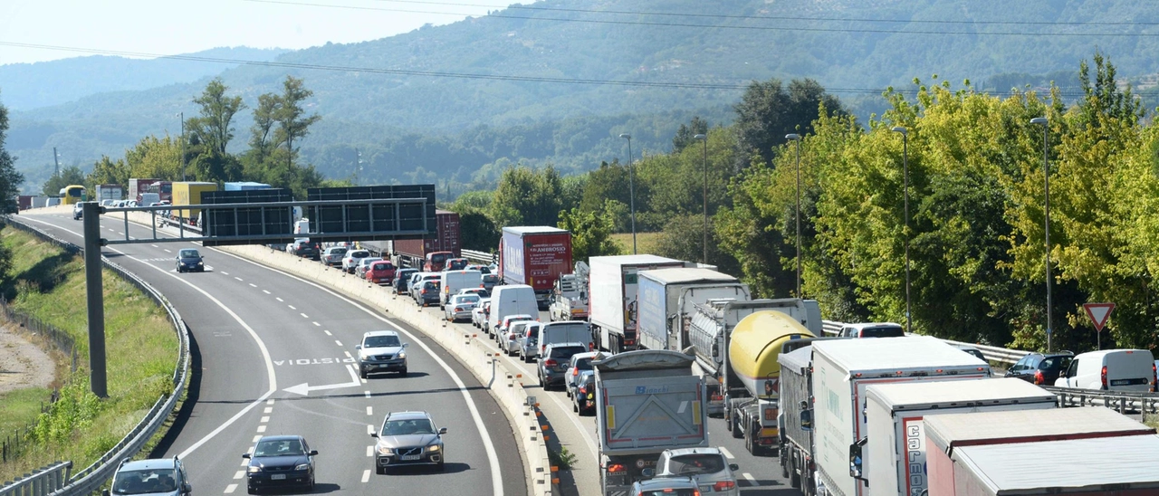 "Rotonde al casello A11. Salvini sblocchi i fondi"