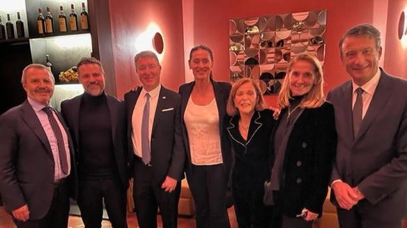 La tenuta Ruffino Poggio Casciano ha ospitato una serata di auguri di Natale con illustri ospiti. La villa rinascimentale ha esposto opere di designer internazionali e accolto personalità di spicco, tra cui autorità regionali e locali. La tenuta Ruffino Poggio Casciano ha ospitato una serata di auguri di Natale con illustri ospiti. La villa rinascimentale ha esposto opere di designer internazionali e accolto personalità di spicco, tra cui autorità regionali e locali.
