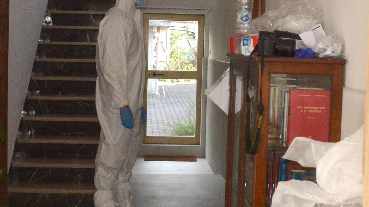 La polizia scientifica nella casa dove è stato trovato il corpo dell’anziana
