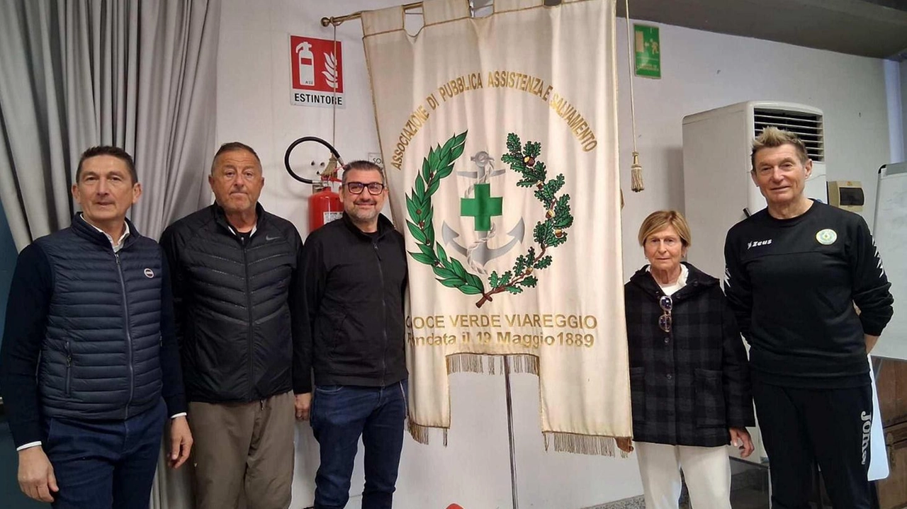 I rappresentanti dello Sturla Bar con Carla Vivoli e Gianni Muzio della Croce Verde