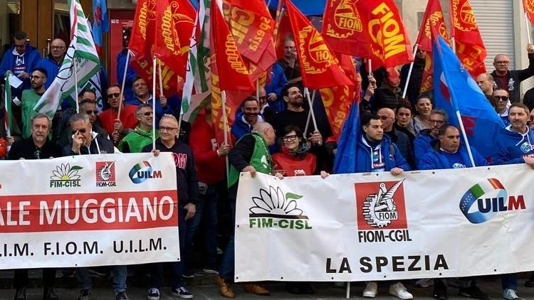 Sciopero dei lavoratori, con un corteo che ha attraversato parte della città. Rivendicazioni nazionali e locali: "Servono parcheggi e una scelta sull’area Enel".