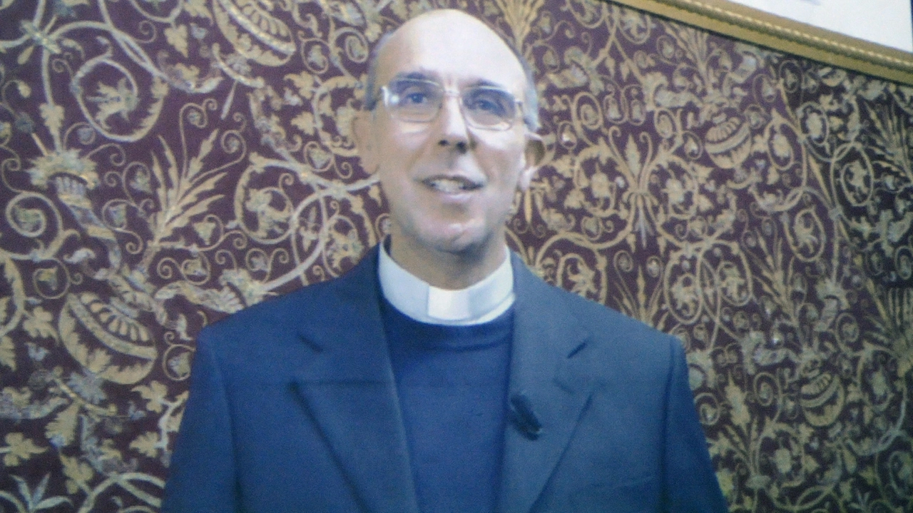 Sopra il nuovo vescovo durante il videomessaggio, sotto i religiosi durante l’annuncio Sopra il nuovo vescovo durante il videomessaggio, sotto i religiosi durante l’annuncio