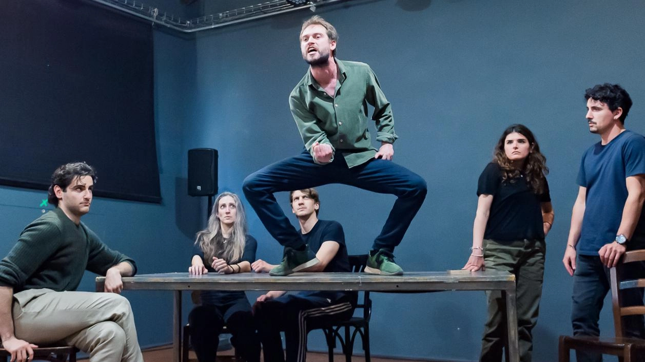 Il cast dello spettacolo ’Ionesco Suite-Frammenti’ durante le prove. Oggi e domani, alle 16 e alle 20, altri due appuntamenti al Teatro della Pergola Il cast dello spettacolo ’Ionesco Suite-Frammenti’ durante le prove. Oggi e domani, alle 16 e alle 20, altri due appuntamenti al Teatro della Pergola