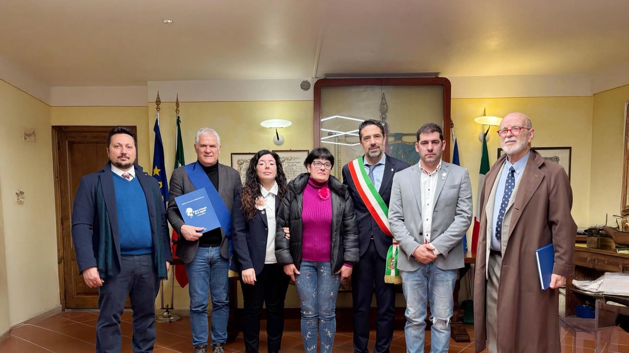 Il sindaco di Pescaglia, Andrea Bonfanti, durante la cerimonia con cui è stato assegnato alla famiglia Menchini il titolo di “Garden of Excellence“ da parte dell’International Cammelia Society per il. Bosco di Camelie di Vito e Gemma Il sindaco di Pescaglia, Andrea Bonfanti, durante la cerimonia con cui è stato assegnato alla famiglia Menchini il titolo di “Garden of Excellence“ da parte dell’International Cammelia Society per il. Bosco di Camelie di Vito e Gemma