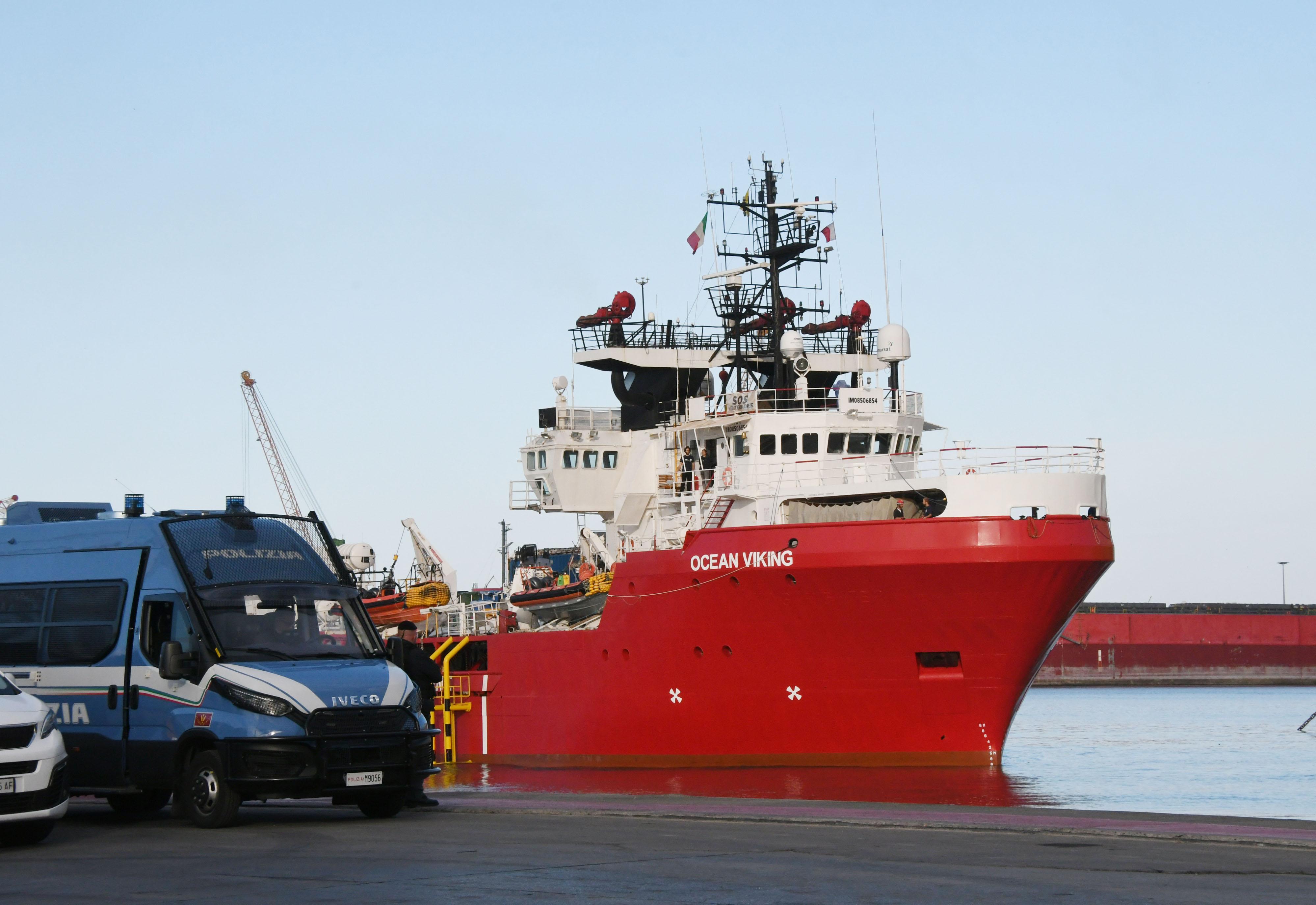 Migranti, la Ocean Viking in arrivo a Carrara: 70 persone a bordo Migranti, la Ocean Viking in arrivo a Carrara: 70 persone a bordo