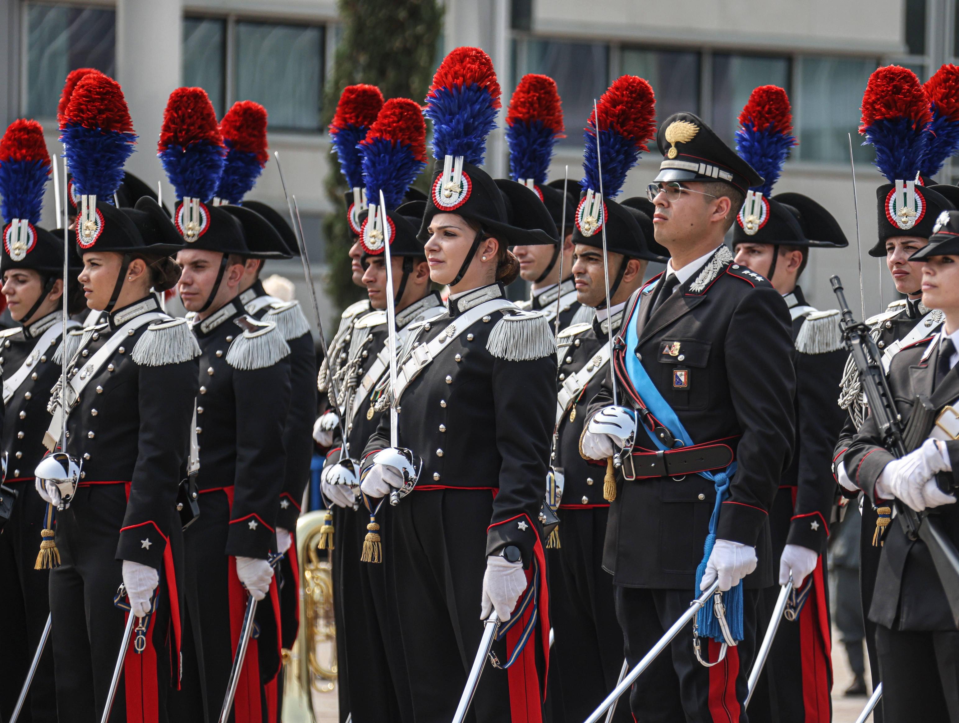 La festa per i 211 anni dell’Arma. Omaggi ai caduti e riconoscimenti: "Oltre 200mila le richieste d’aiuto" La festa per i 211 anni dell’Arma. Omaggi ai caduti e riconoscimenti: "Oltre 200mila le richieste d’aiuto"