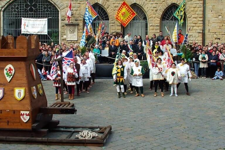 Sfilata delle contrade e degli sbandieratori per il Palio del cero (credits Consorzio Turistico Volterra Valdicecina)
