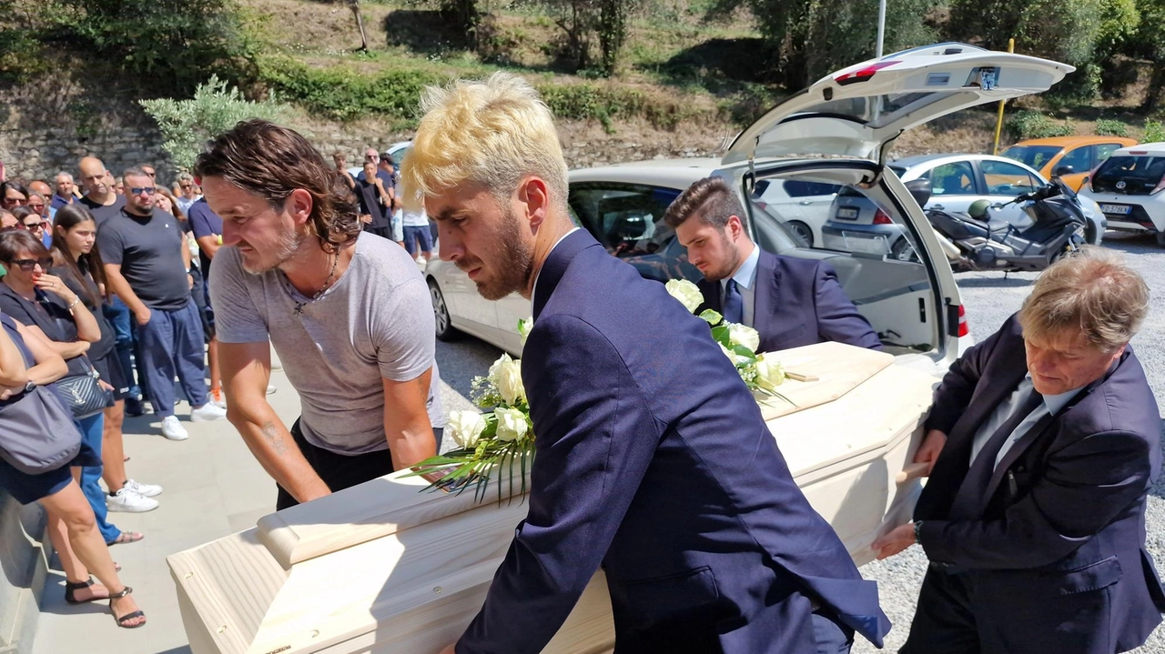 Enorme commozione a Ponte di Serravalle per il funerale della ventenne. Lo strazio della famiglia Ferro e degli amici: "Il tuo sorriso vivrà sempre". Enorme commozione a Ponte di Serravalle per il funerale della ventenne. Lo strazio della famiglia Ferro e degli amici: "Il tuo sorriso vivrà sempre".