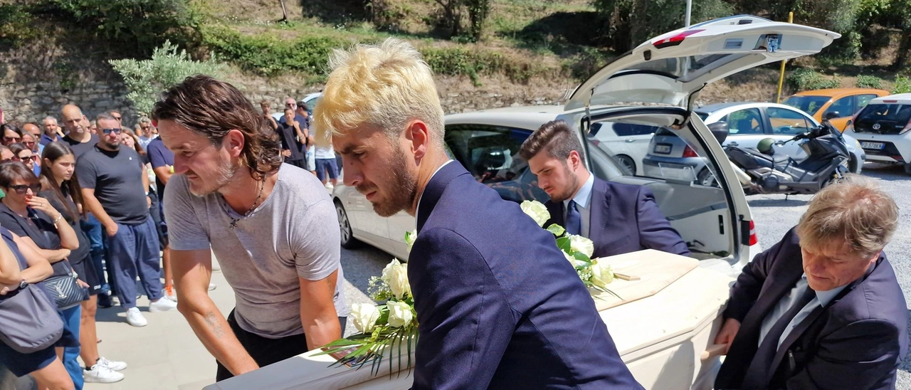 Un dolore infinito. La folla in lacrime per l’ultimo saluto: "Maria, vola alto"