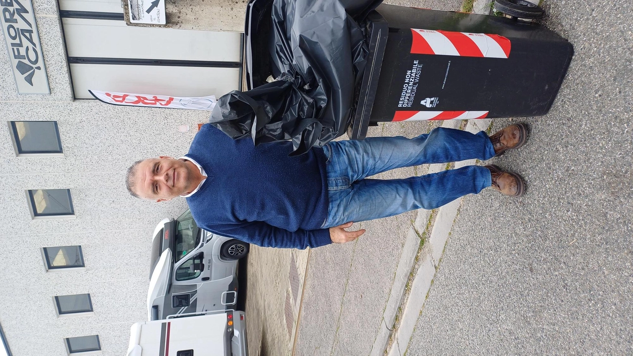 Alberto Corona, imprenditore, col il bidone dell’indifferenziato