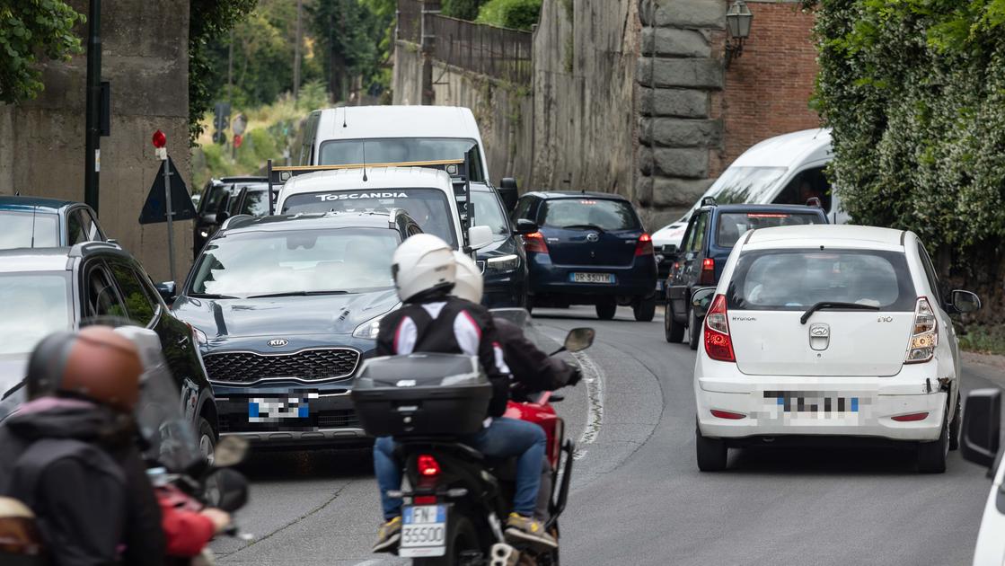 cantieri infiniti e caos code tra careggi e cure ira degli automobilisti a piedi si fa prima da Lanazione.it cantieri infiniti e caos code tra careggi e cure ira degli automobilisti a piedi si fa prima
