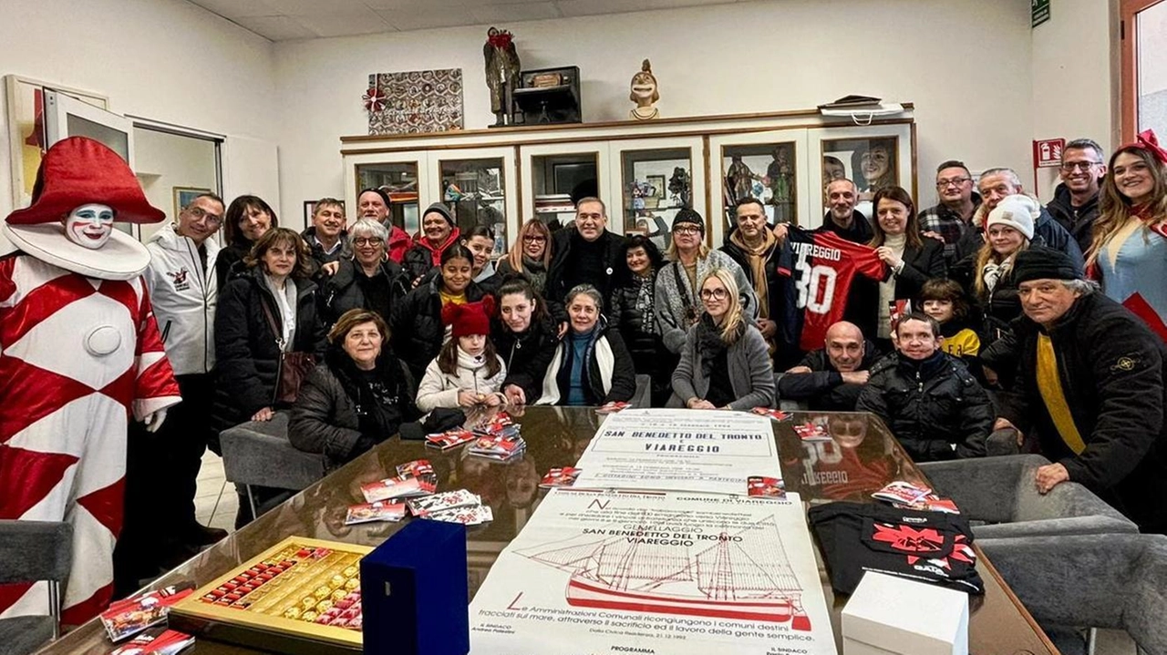 Alcuni viareggini sono andati in delegazione a San Benedetto per i trent’anni del gemellaggio tra le due città legate da storie di pescatori e trabaccolari Alcuni viareggini sono andati in delegazione a San Benedetto per i trent’anni del gemellaggio tra le due città legate da storie di pescatori e trabaccolari