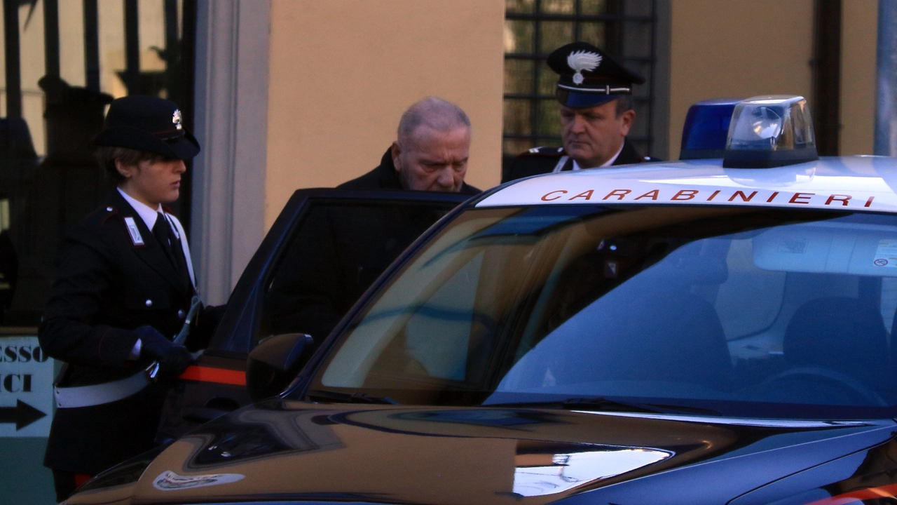 Rodolfo Fiesoli viene condotto in carcere dai carabinieri. Oggi sta scontando la pena ai domiciliari Rodolfo Fiesoli viene condotto in carcere dai carabinieri. Oggi sta scontando la pena ai domiciliari