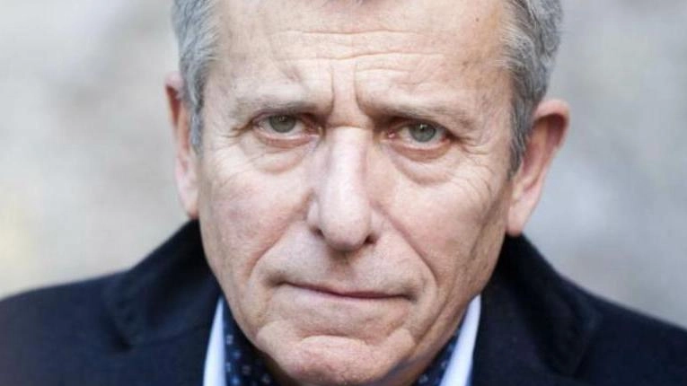 Maurizio Micheli ripropone il suo monologo comico 'Uomo solo in coda' a Torrita di Siena, esplorando temi di vita e società. Maurizio Micheli ripropone il suo monologo comico 'Uomo solo in coda' a Torrita di Siena, esplorando temi di vita e società.