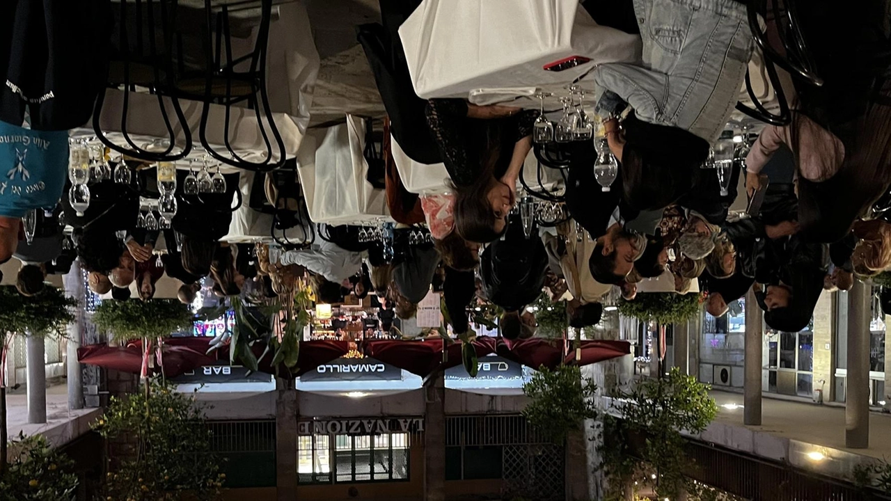 Alcuni momenti della serata, una cena conviviale organizzata dai commercianti,. in Largo Ciro Menotti Alcuni momenti della serata, una cena conviviale organizzata dai commercianti,. in Largo Ciro Menotti