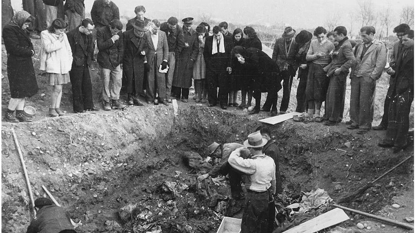 Il recupero nel 1947 dei resti delle vittime della strage delle Fosse del Frigido