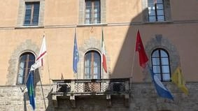 Gli studenti di fronte al palazzo comunale
