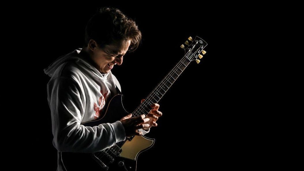 Il chitarrista Matteo Mancuso si esibirà stasera al Grey Cat Festival di Follonica, presentando il suo nuovo album "The Journey". Accompagnato da Riccardo Oliva e Gianluca Pellerito, il concerto inizierà alle 21.30 al Teatro Fonderia Leopolda. Prima dell'esibizione, alle 20.30, ci sarà una presentazione di arte urbana nel foyer del teatro. La serata si concluderà con il solo di Lndfk nel chiostro della Fonderia Leopolda. Il chitarrista Matteo Mancuso si esibirà stasera al Grey Cat Festival di Follonica, presentando il suo nuovo album "The Journey". Accompagnato da Riccardo Oliva e Gianluca Pellerito, il concerto inizierà alle 21.30 al Teatro Fonderia Leopolda. Prima dell'esibizione, alle 20.30, ci sarà una presentazione di arte urbana nel foyer del teatro. La serata si concluderà con il solo di Lndfk nel chiostro della Fonderia Leopolda.