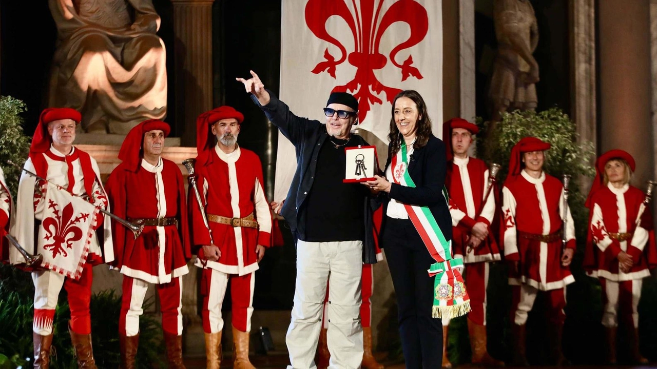 Un Blasco molto emozionato riceve l’onorificenza in Palazzo Vecchio dalla sindaca-fan Funaro "A Firenze vengo a suonare da tanto: ho sempre trovato un pubblico caldissimo, direi focoso".
