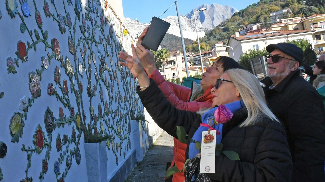 Inaugurato il murale che custodisce oltre 500 rose con chip che rimanda a artisti da tutto il mondo (Foto servizio Letizia Delia) Inaugurato il murale che custodisce oltre 500 rose con chip che rimanda a artisti da tutto il mondo (Foto servizio Letizia Delia)