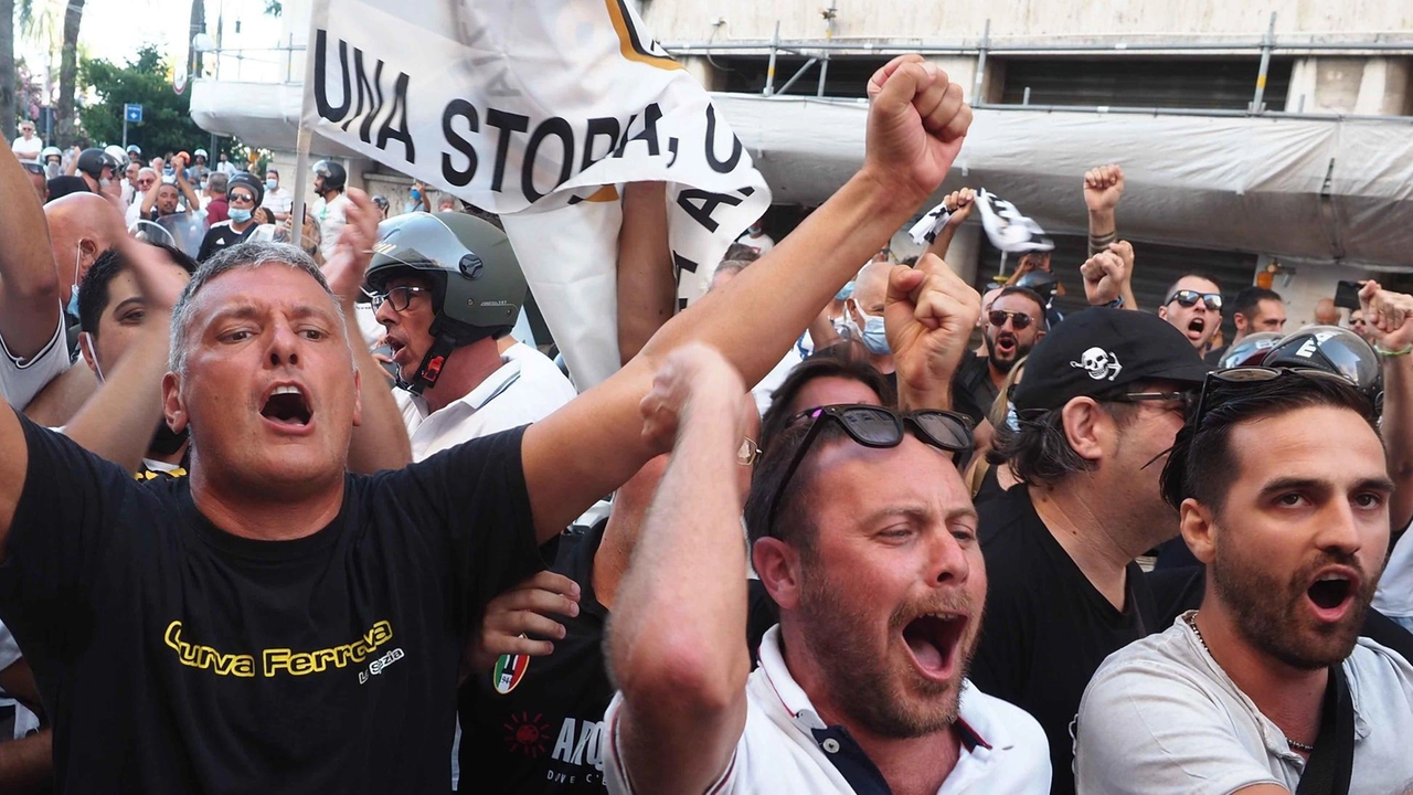 Il Tar toscano ha rigettato l’istanza per sospendere la decisione del prefetto. Non è sufficiente essere tifosi per essere danneggiati dal provvedimento. Domenica contro la Carrarese si giocherà senza supporter delle Aquile. Il Tar toscano ha rigettato l’istanza per sospendere la decisione del prefetto. Non è sufficiente essere tifosi per essere danneggiati dal provvedimento. Domenica contro la Carrarese si giocherà senza supporter delle Aquile.