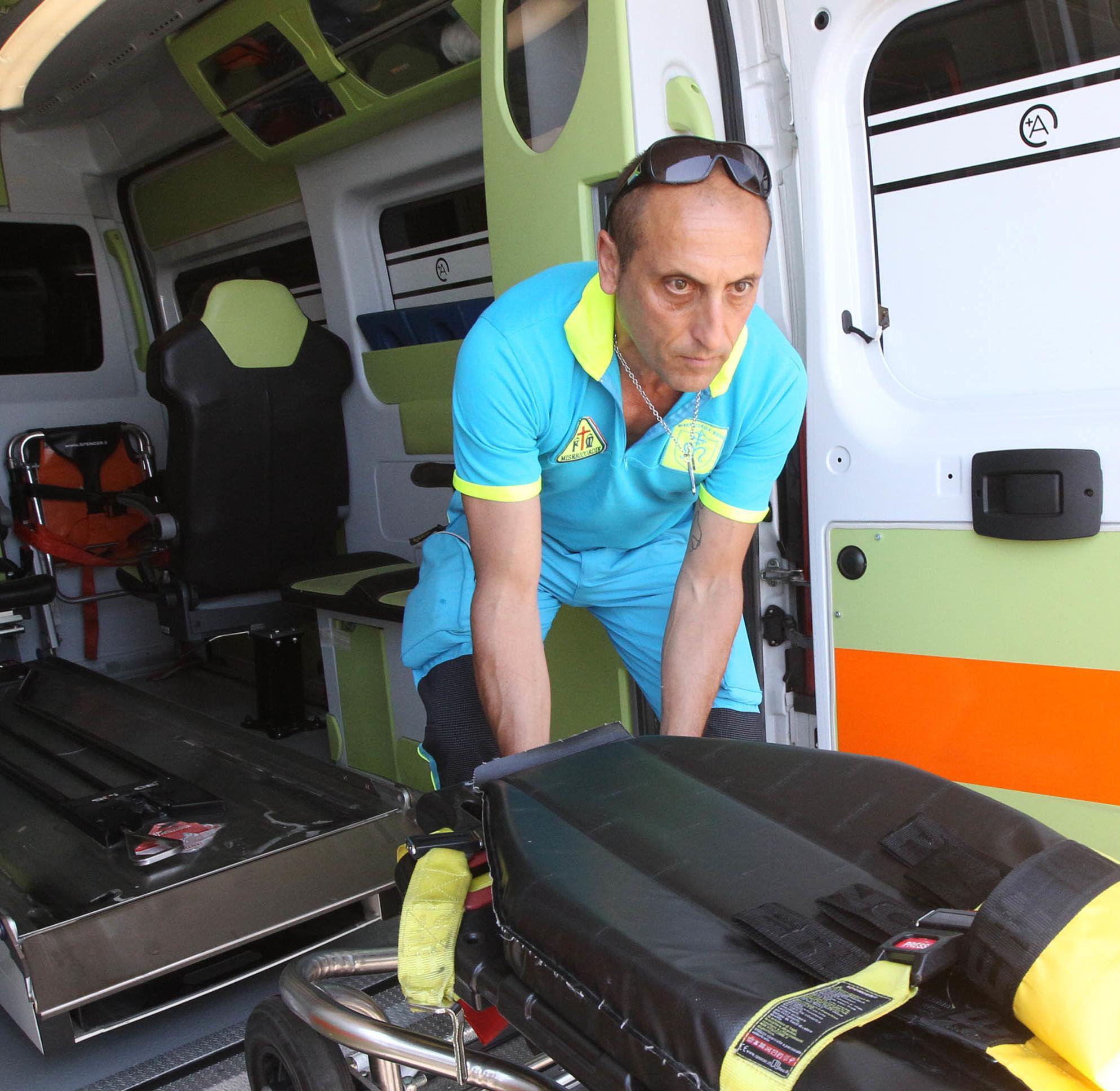 arresto cardiaco turista salvata al parcheggio