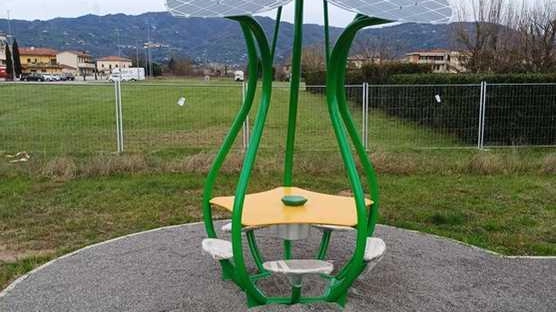 Uno degli arredi che arricchirà il ’Parco della Pace’ i cui lavori saranno ultimati entro la fine del mese di marzo nell’area verde vicino alla scuola primaria Rodari fra via Don Poggetti e via Vetriano Uno degli arredi che arricchirà il ’Parco della Pace’ i cui lavori saranno ultimati entro la fine del mese di marzo nell’area verde vicino alla scuola primaria Rodari fra via Don Poggetti e via Vetriano