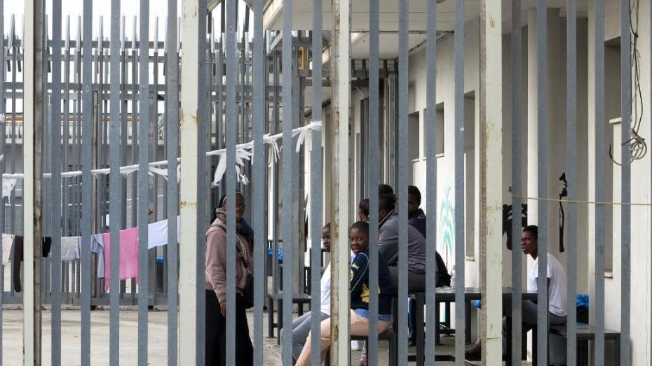 Migranti in un centro di permanenza per il rimpatrio: secondo il sottosegretario agli interni Molteni potrebbe sorgere nell’area ex Cjmeco