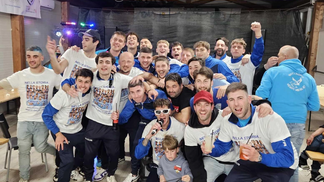 Alcuni momenti della grande emozione esplosa domenica sul campo e poi nel centro di Fivizzano