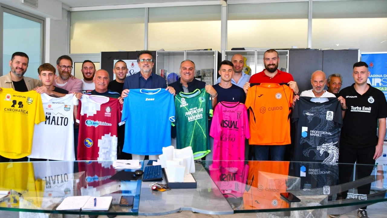 Il tavolo della presentazione del Torneo delle Frazioni con le maglie delle partecipanti Il tavolo della presentazione del Torneo delle Frazioni con le maglie delle partecipanti