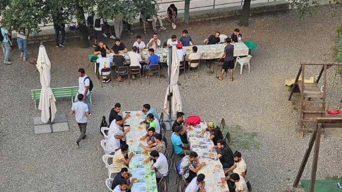 Pakistani richiedenti asilo a Siena si uniscono per cucinare per i propri connazionali in difficoltà, dimostrando solidarietà e collaborazione. Pakistani richiedenti asilo a Siena si uniscono per cucinare per i propri connazionali in difficoltà, dimostrando solidarietà e collaborazione.