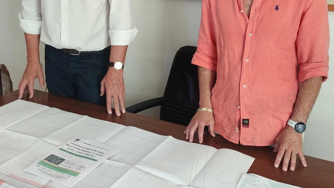Il sindaco Ferdinando Betti e l’assessore ai lavori pubblici Alessio Guazzini La variante al Piano Operativo Comunale è stata adottata dal consiglio comunale nella seduta del 30 luglio Il sindaco Ferdinando Betti e l’assessore ai lavori pubblici Alessio Guazzini La variante al Piano Operativo Comunale è stata adottata dal consiglio comunale nella seduta del 30 luglio
