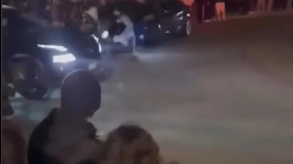 Un fermo immagine del video (su «Welcome to Favelas». ) che è diventato virale: sgommate sulla folla al raduno automobilistico Un fermo immagine del video (su «Welcome to Favelas». ) che è diventato virale: sgommate sulla folla al raduno automobilistico
