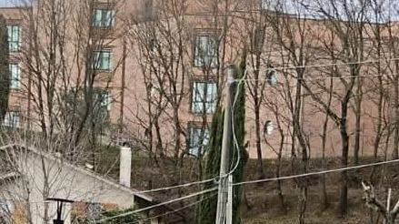 Un boato. Come se ci fosse stata una scossa di terremoto di quelle che nel febbraio 2023 causarono settimane insonni... Un boato. Come se ci fosse stata una scossa di terremoto di quelle che nel febbraio 2023 causarono settimane insonni...